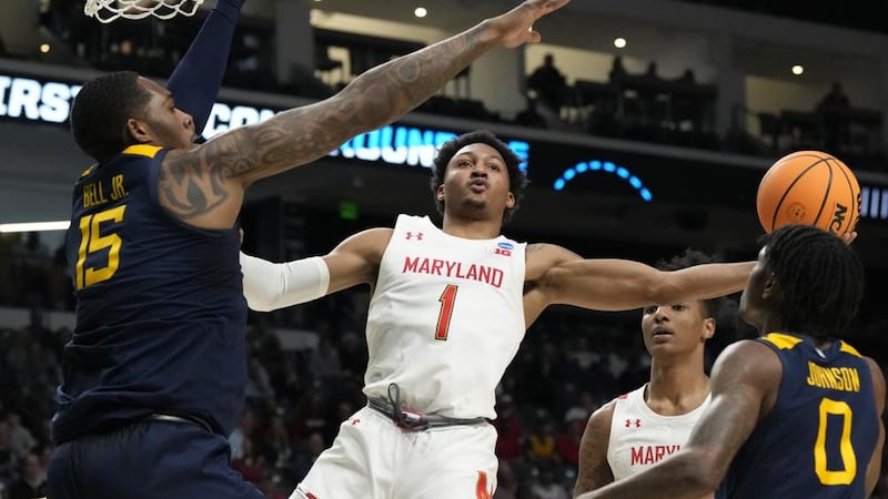 Maryland guard Jahmir Young (1) attempts a layup past West Virginia forward Jimmy Bell Jr....